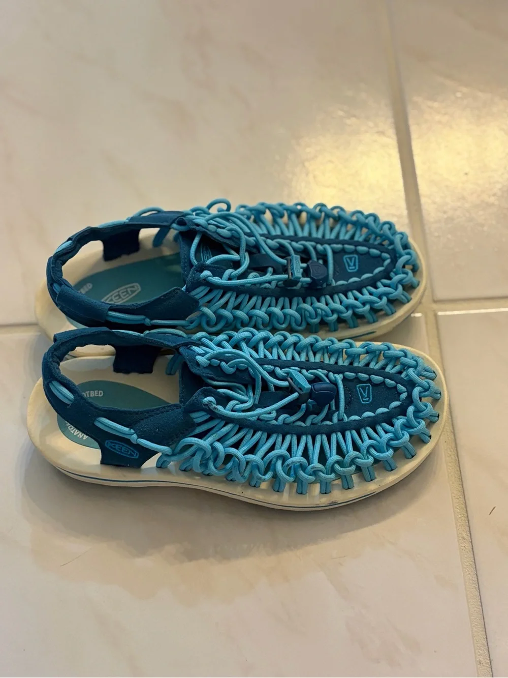 KEEN Uneek Turquoise Woven Bungee Cord Water Women's Sandals. Sz 7